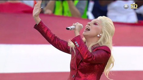 VIDEO:  Lady Gaga je vse presenetila! Brilijantno je odpela ameriško himno