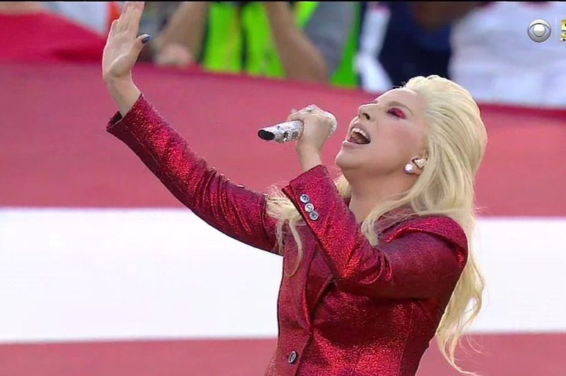 VIDEO:  Lady Gaga je vse presenetila! Brilijantno je odpela ameriško himno (foto: Profimedia)