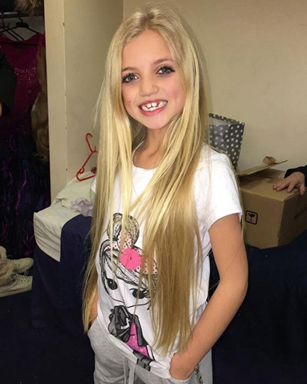 FOTO: Zvezdnico kritizirajo, ker tako močno lišpa 8-letno hčerko