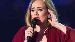 VIDEO: Zmagovalka Adele tako ganjena in objokana, da je komaj govorila