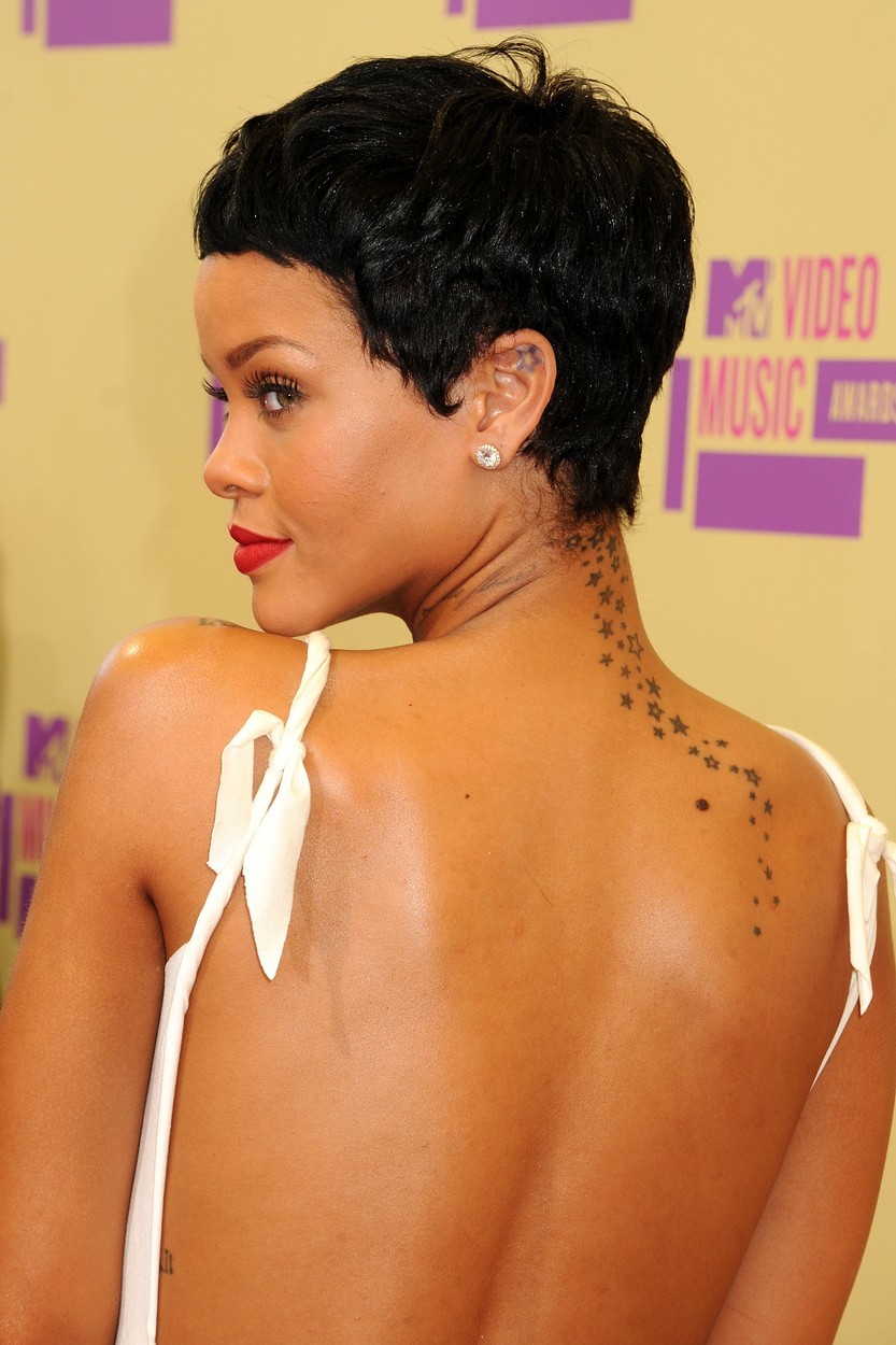 … zvezdice na vratu, ki jih je nato 'potegnila' še po hrbtu navzdol. Rihanna ima seveda tudi številne večje tatuje, …