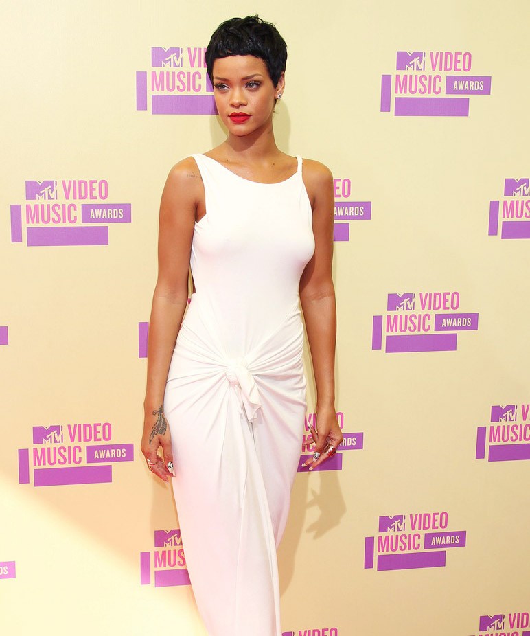 Rihanna. Na desnem zapestju ima čudovito poslikavo, ki si jo je dala narediti ...