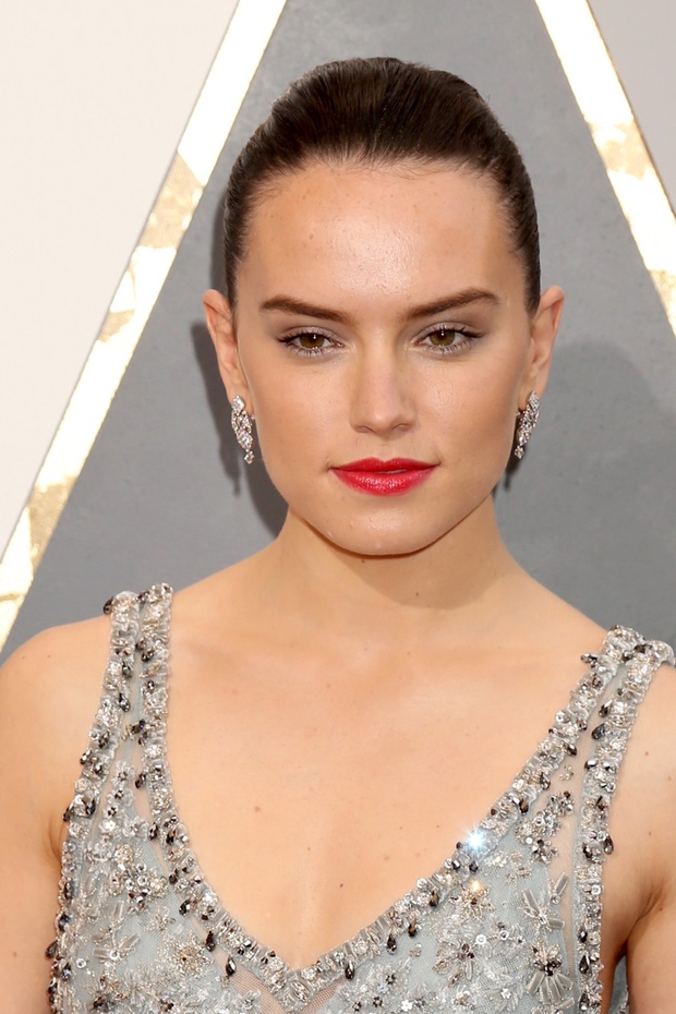 Daisy Ridley, 23, je zaigrala odpadnico Rey v dolgo pričakovanem filmu Vojna zvezd: Sila se prebuja, kar je za mlado, …