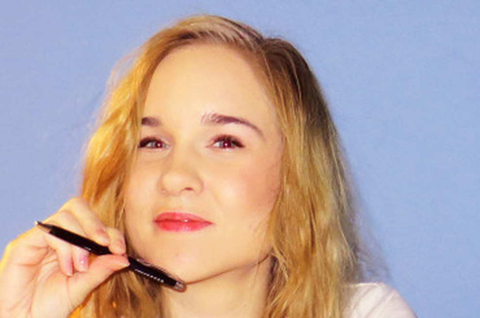 Maja Monrue s knjigo Pot do Nje rabi tvojo pomoč! (foto: osebni arhiv)