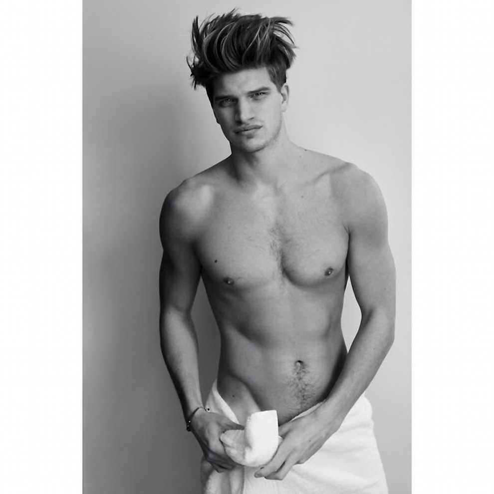 In to je njen brat Toby Huntington-Whiteley! Toby je ...