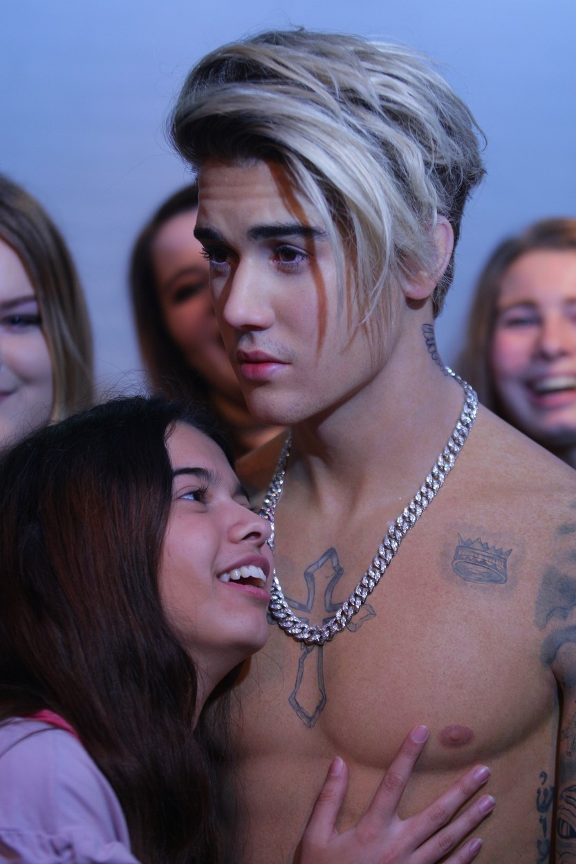 celo poljubljajo z Justinom Bieberjem. Izživijo lahko ...