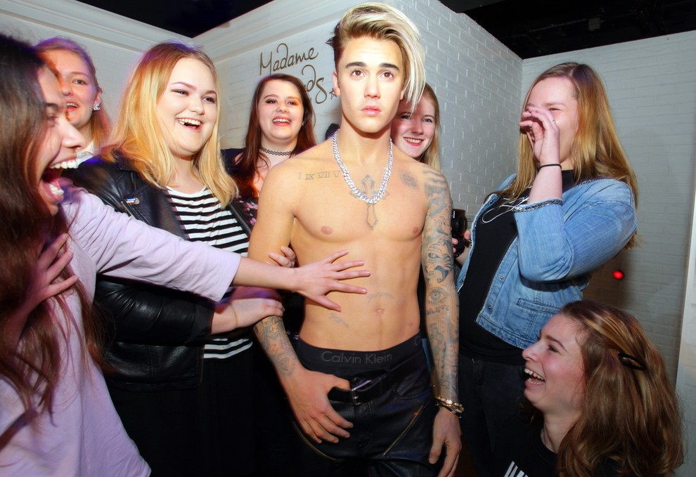 Oboževalke Justina Bieberja v amsterdamskem muzeju lutk resnično pridejo na svoj račun. Lahko se dotikajo, objemajo in ...