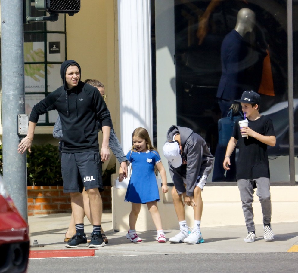 družina po športnem druženju. Najmlajša članica Harper Beckham je ...