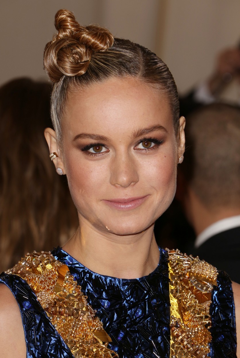Brie Larson Oglej si še vroč trik pri ličenju, ki prihaja naravnost z modnih pist: http://www.cosmopolitan.si/lepota/preprost-trik-z-licili-ki-te/