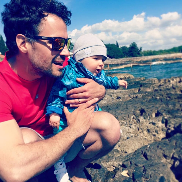 Na fotografiji z malim Liamom navdušeno opazujeta morje in nadvse uživata. No, kot je v enem od intervjujev povedal David …