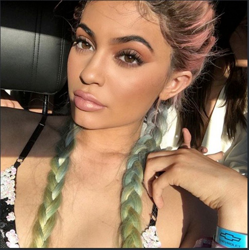 FOTO: Kylie Jenner je povsem navdušila z novo barvo las