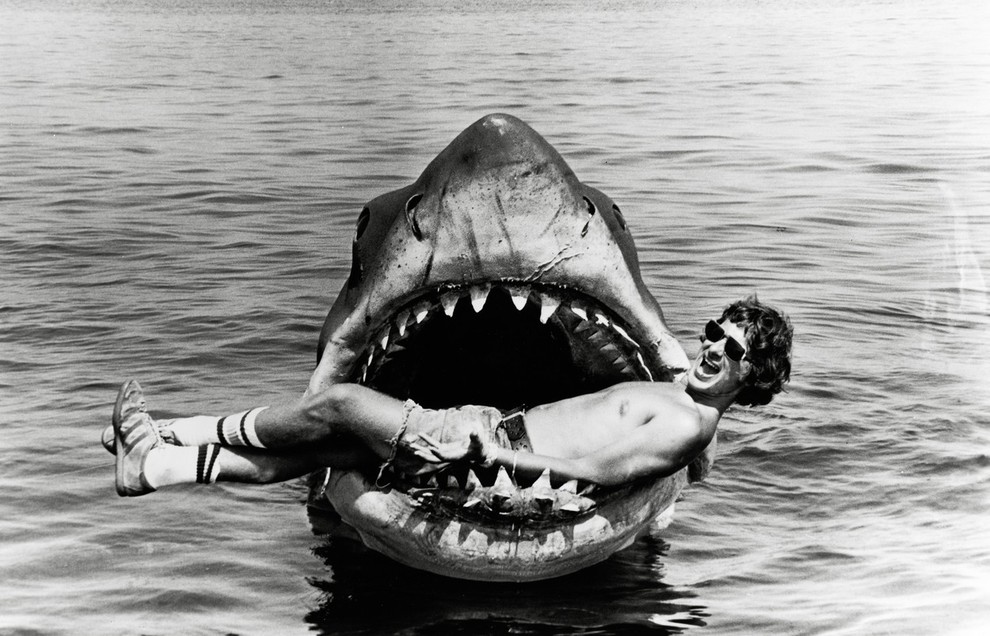 Režiser Steven Spielberg je med snemanjem filma Žrelo sredi 70.let posnel tole legendarno fotograifjo.