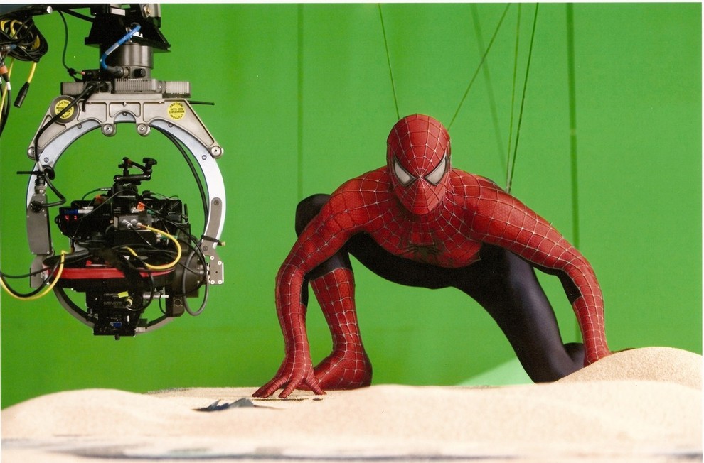 Mož, ki se skriva za kostumom Spider Mana, je 38-letni kaskader Colin Follenweider in je igral v številnih hollywoodskih uspešnicah, …