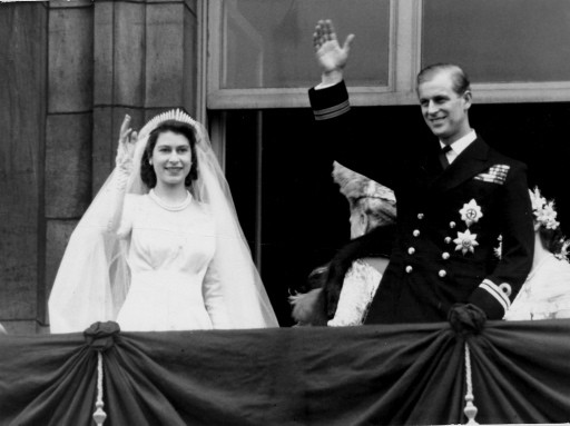 Filip sta takole pomahala z balkona buckinghamške palače, s katerega sta toliko let kasneje mahala tudi Kate in William. Poglej …