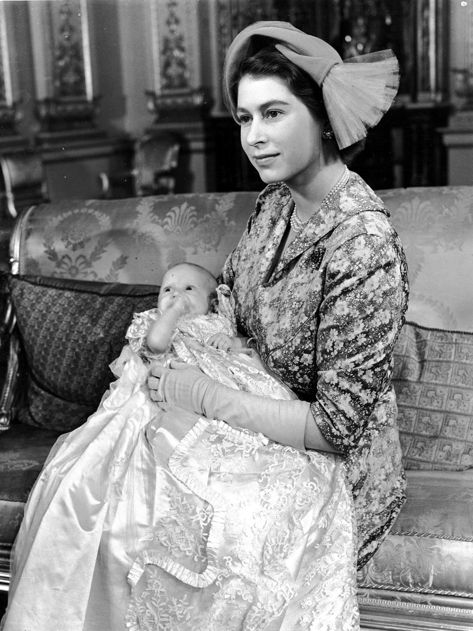 Elizabethe z njeno hčerko, princeso Anno iz leta 1950. Fotografi je nastala ob Anninem krstu. Pa utrinek ...
