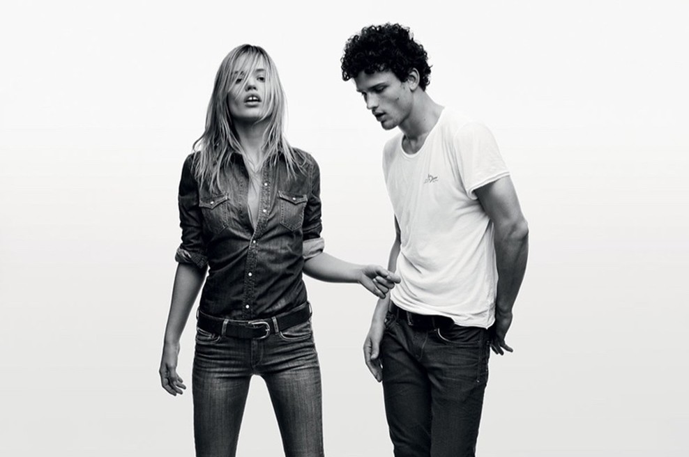 Pepe Jeans te izziva: Si lahko oblečeš kavbojke brez pomoči rok? (foto: Profimedia)