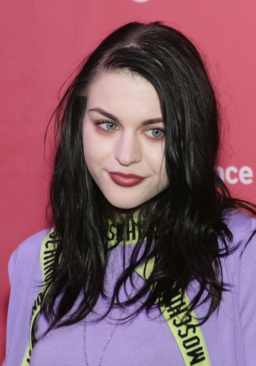 Njene korenine pa je težko zgrešiti, kajne? To je Frances Bean Cobain. Hčerka Kurta Cobaina in Courtney Love. Po starših …