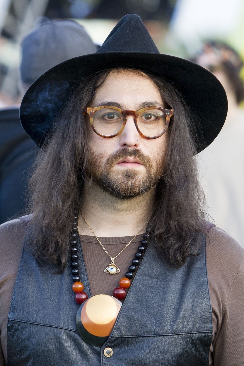 In še en sin slavnih staršev nam je preostal. To je Sean Lennon, sin nikogar drugega kot legendarnega Johna Lennona …