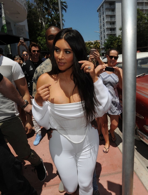 FOTO: Kim Kardashian pritegnila pozornost z najglobjim dekoltejem doslej