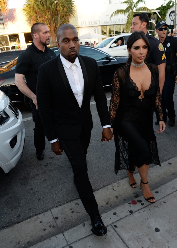 FOTO: Kim Kardashian pritegnila pozornost z najglobjim dekoltejem doslej