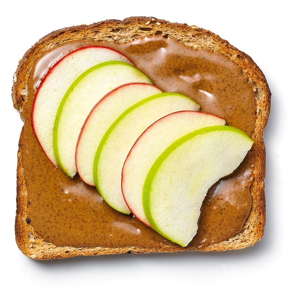 Instantna energijska bomba: Mandljevo maslo z jabolčnimi krhlji. Fruktoza bo pripomogla k živahnosti, mandljevo maslo pa bo poskrbelo za stabilno …