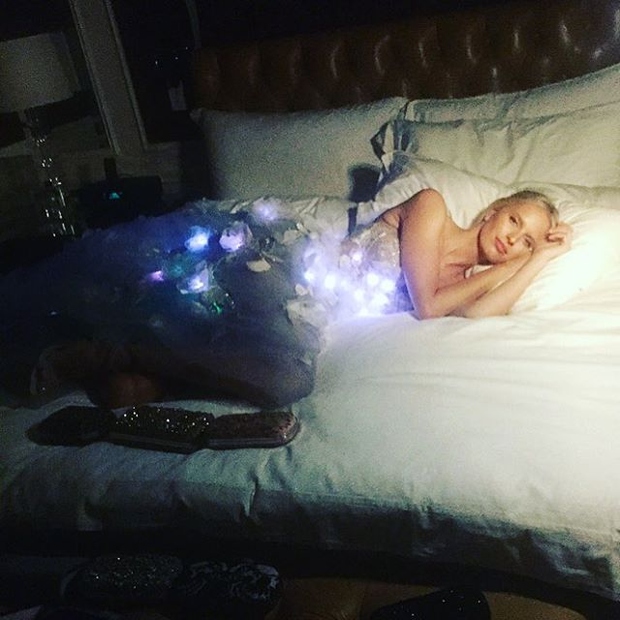 FOTO: Karolina Kurkova na Met Gala navdušila z obleko z lučkami