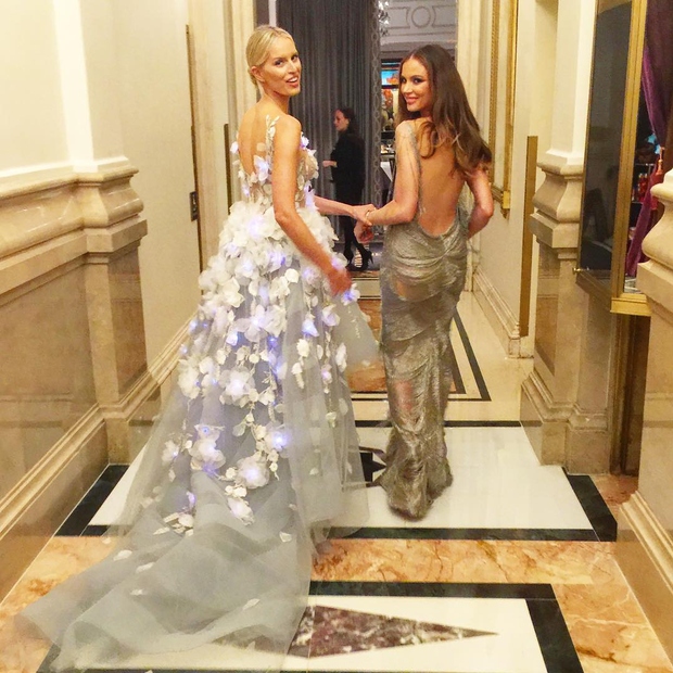 FOTO: Karolina Kurkova na Met Gala navdušila z obleko z lučkami