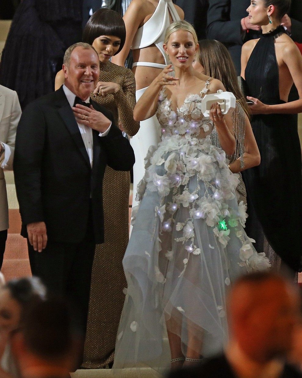 FOTO: Karolina Kurkova na Met Gala navdušila z obleko z lučkami