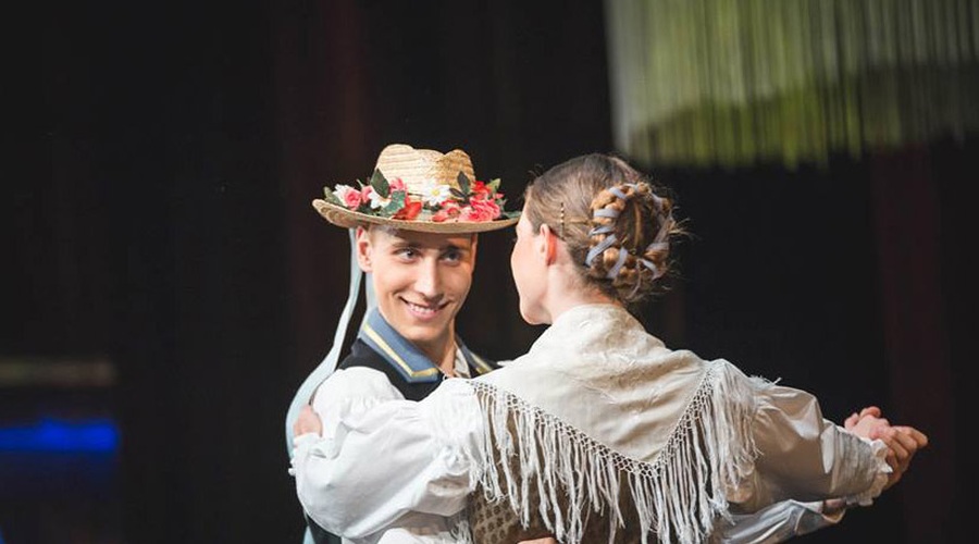 Kmalu: Folklorni spektakel maroltovcev (foto: Anže Mulec)