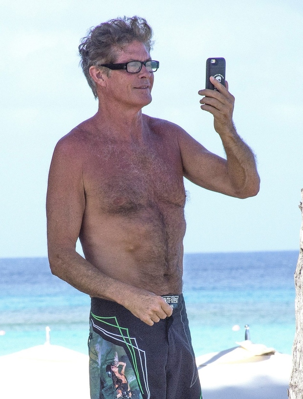 … .delal 'selfije'. David je za svoja leta še vedno zelo postaven, najbolj pa nam je v oči padel njegov …