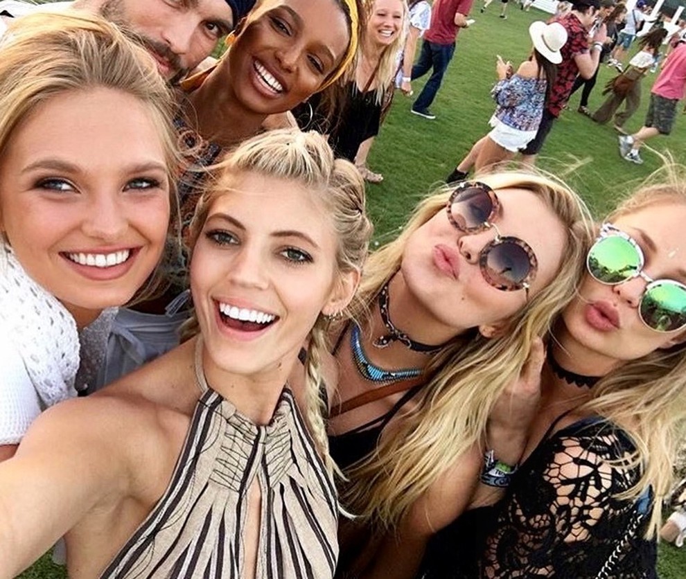 Devon Windsor Oglej si še, kako zelo so med zvezdnicami priljubljena črna sončna očala: http://www.cosmopolitan.si/moda/soncna-ocala-2016-zvezdnice-prisegajo-na-temna-stekla/