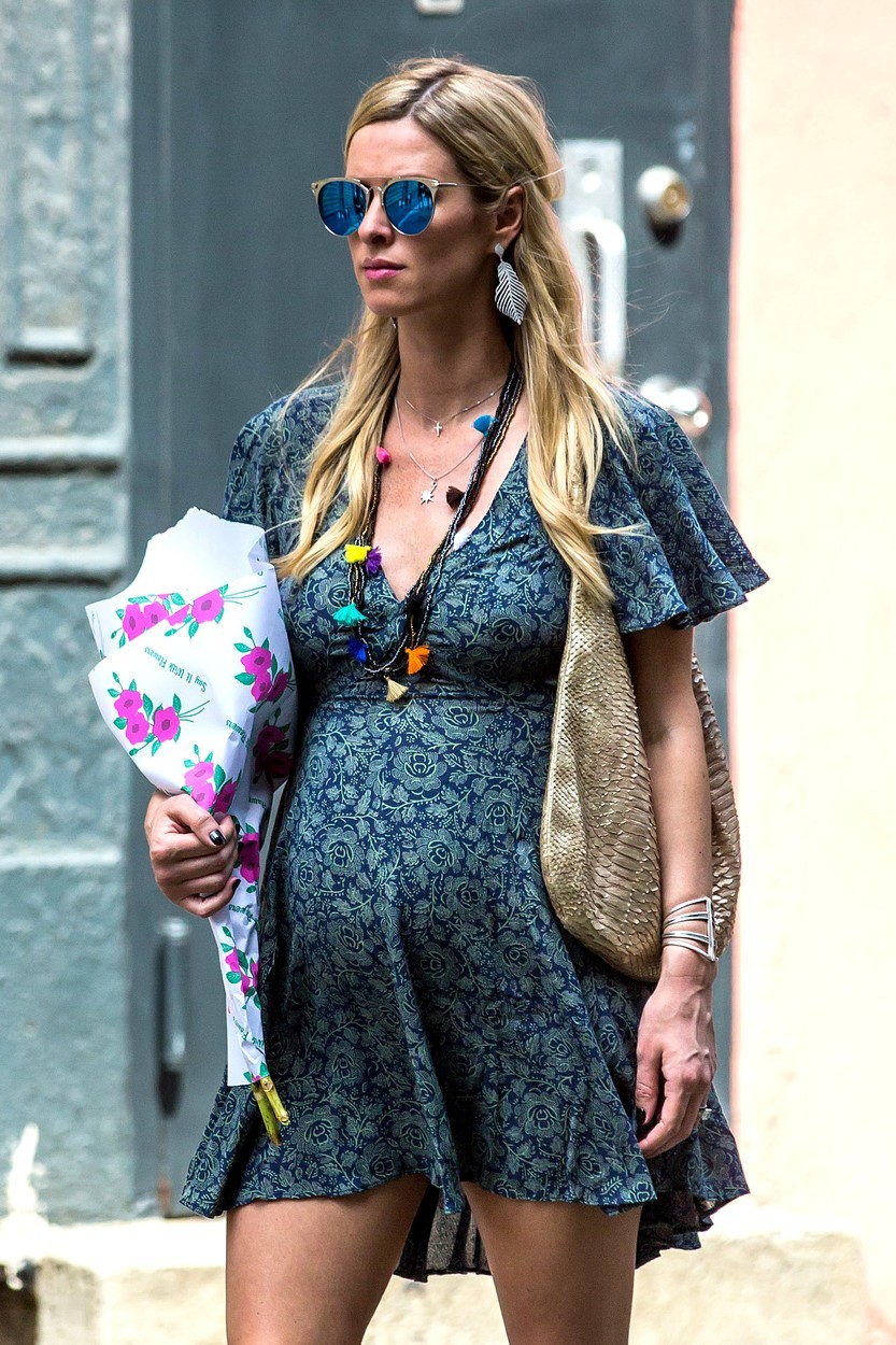 Seksi nosečka je tudi bogata dedinja Nicky Hilton in pa ...