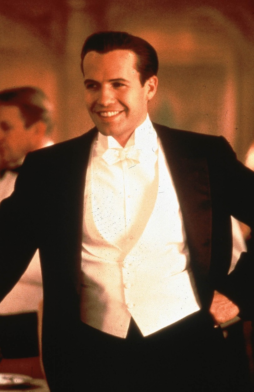 igralec Billy Zane. Igral je Caledona Hockleya. Roseinega arogantnega zaročenca. Danes je star ...