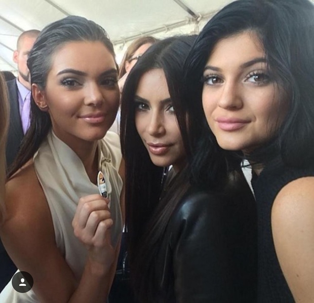 Tako sta sestri Kendall in Kylie videti danes. Na fotografiji sta s polsestro Kim, ki je s svojim domačim posnetkom …
