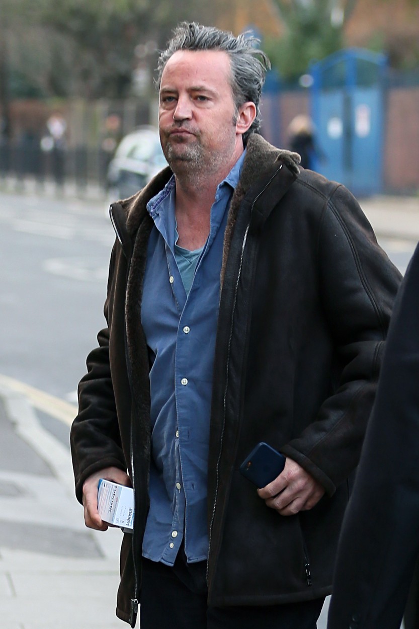 Matthew Perry, ki je igral Chandlerja, je danes videti tako. Star je 46 let. Očitajo mu, da je svoj videz …