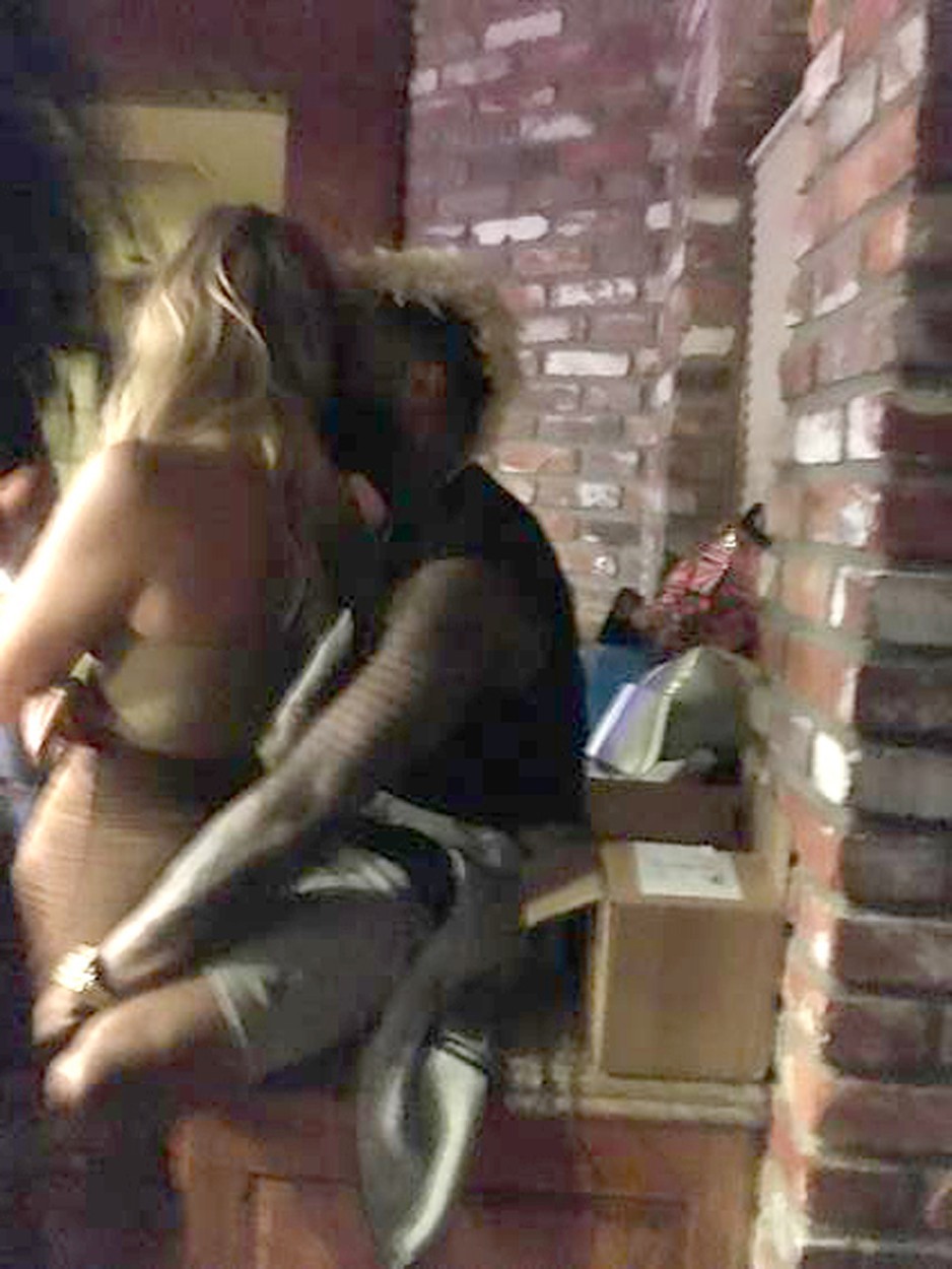 … še nista pokazala. Poglej še Khloe Kardashian v eni od najbolj seksi oblek: http://bit.ly/1spfZu1