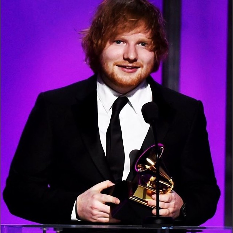 25-letni britanski pevec in avtor pesmi Ed Sheeran sicer ima starejšega brata, a niti ta mu ni tako podoben kot …