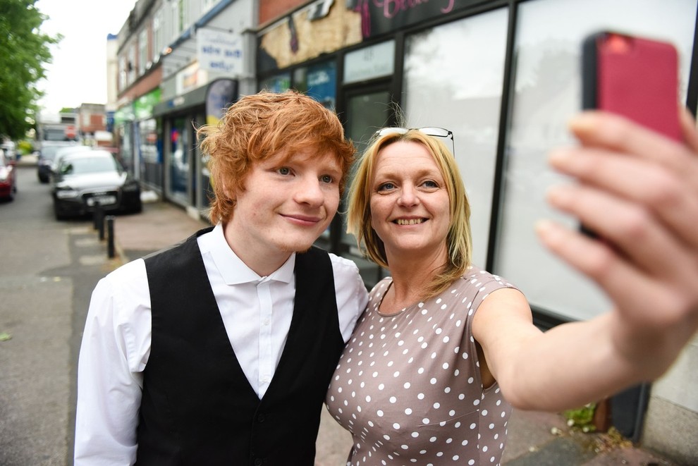 je Ed Sheeran. Ty pravi še, da gre pogosto celo težko iz hiše, ker ga ljudje neprestano ustavljajo in sprašujejo, …