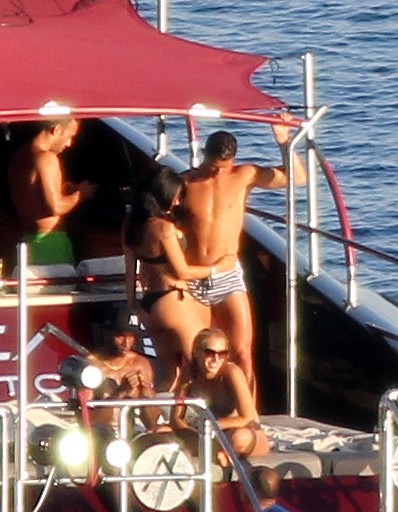 pritegnil poglede mišičasti 31-letni Cristiano Ronaldo, ki je plesal v objemu seksi dekleta v bikinkah. Victoria Beckham je svojim sledilcem …