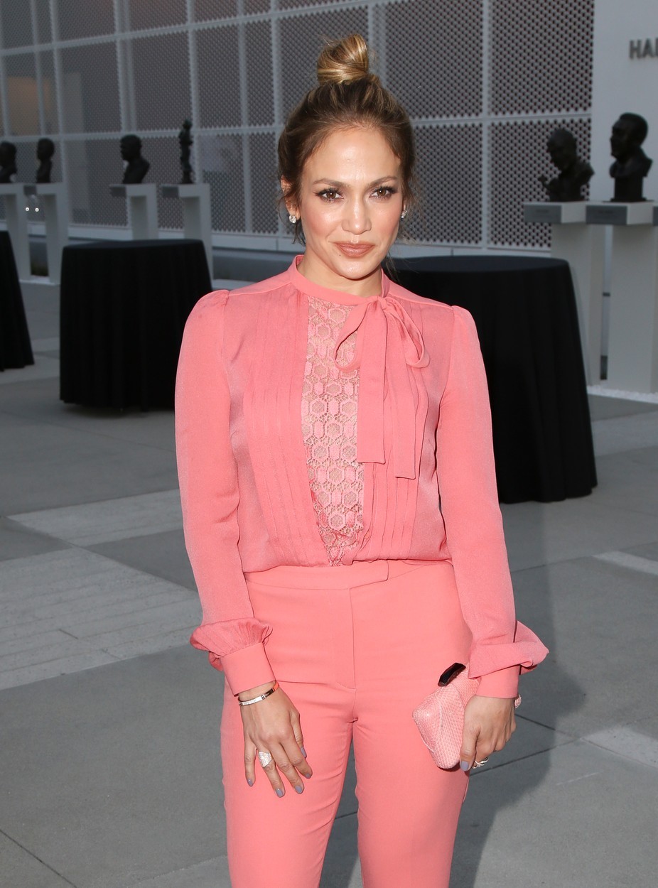 naravnost žarela in očarala vse prisotne. Shades of Blue je sicer NBC-jeva televizijska serija, v kateri Jennifer Lopez igra detektivko …