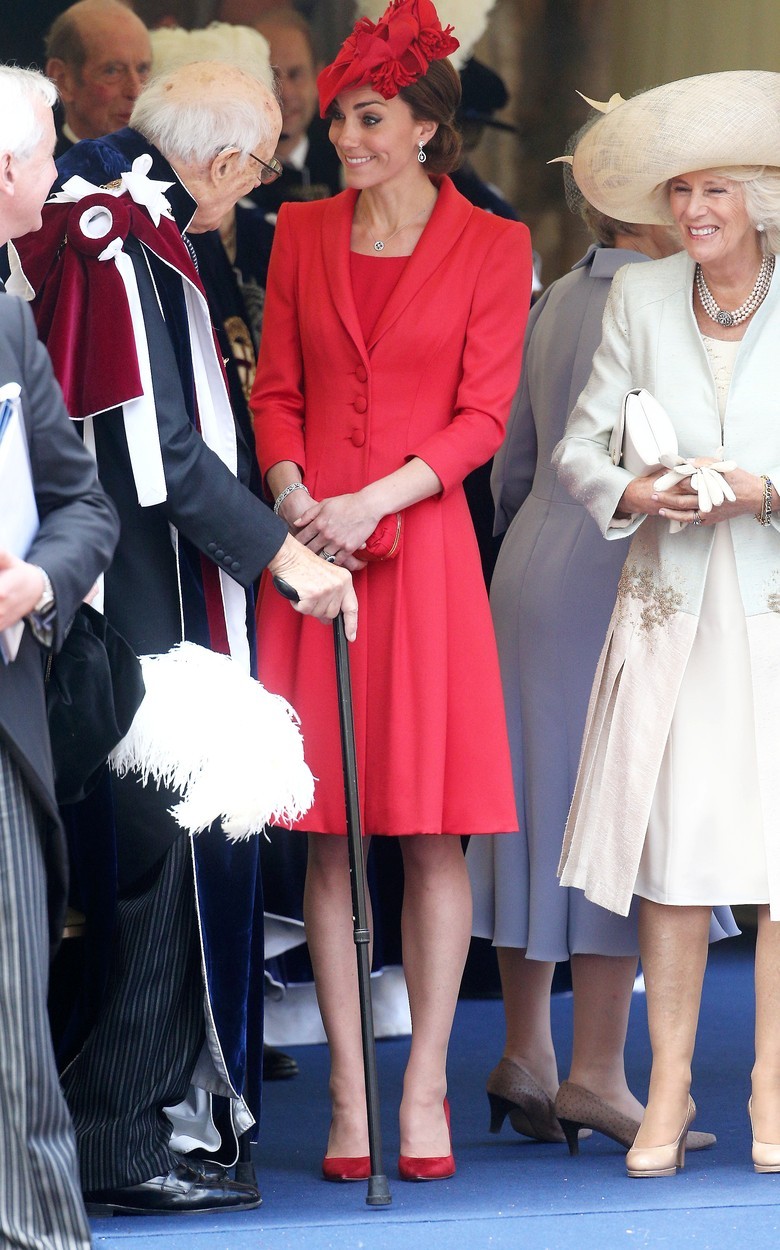 žena princa Charlesa, Camilla, vojvodinja cornwallska. Kate je k rdeči obleki in rdečem klobuku ...