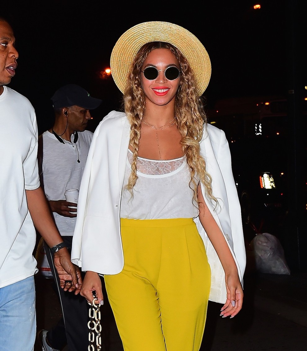 … tale lahkotni, elegantni videz z rumenimi hlačami. Preveri še, koliko kilogramov ima Beyonce: http://bit.ly/1szMGVg