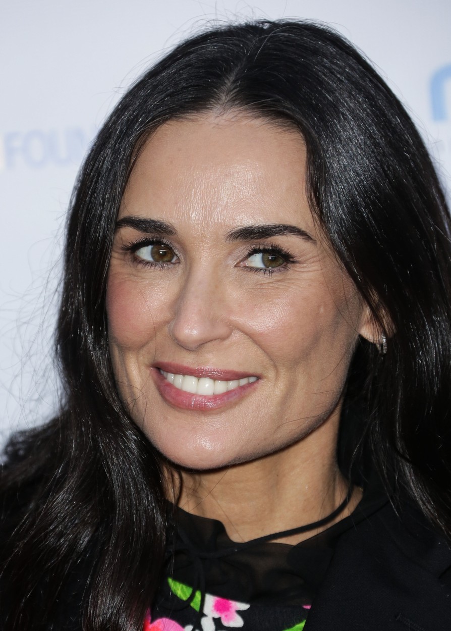 53-letna Demi Moore. Preberi še, kakšno novico sta sporočila Mila Kunis in Ashton Kutcher: http://www.cosmopolitan.si/zvezde/mila-kunis-z-ashtonom-kutcherjem-pricakuje-drugega-otroka/ In sodeluj v nagradni igri, …