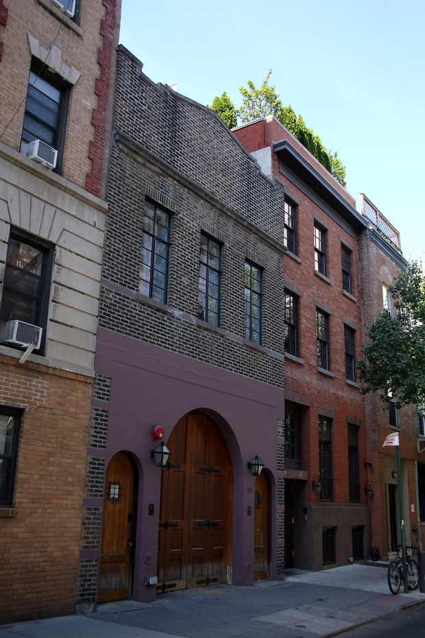 newyorško stanovanje v predelu West Village. Stanovanje, ki je na prvi pogled videti skromno, se v resnici razteza na štirih …