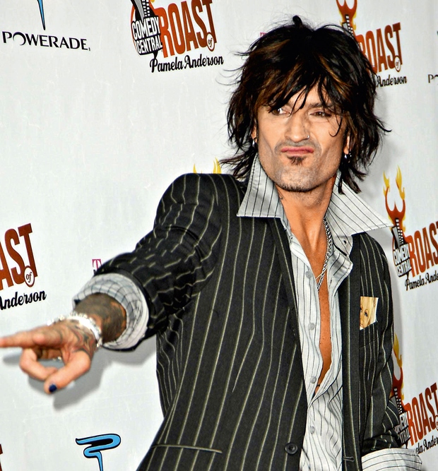 ... tetovirani 53-letni roker Tommy Lee, ustanovitelj in bobnar nekdaj izredno popularne ameriške metalske zasedbe Mötley Crüe, s katerim je …