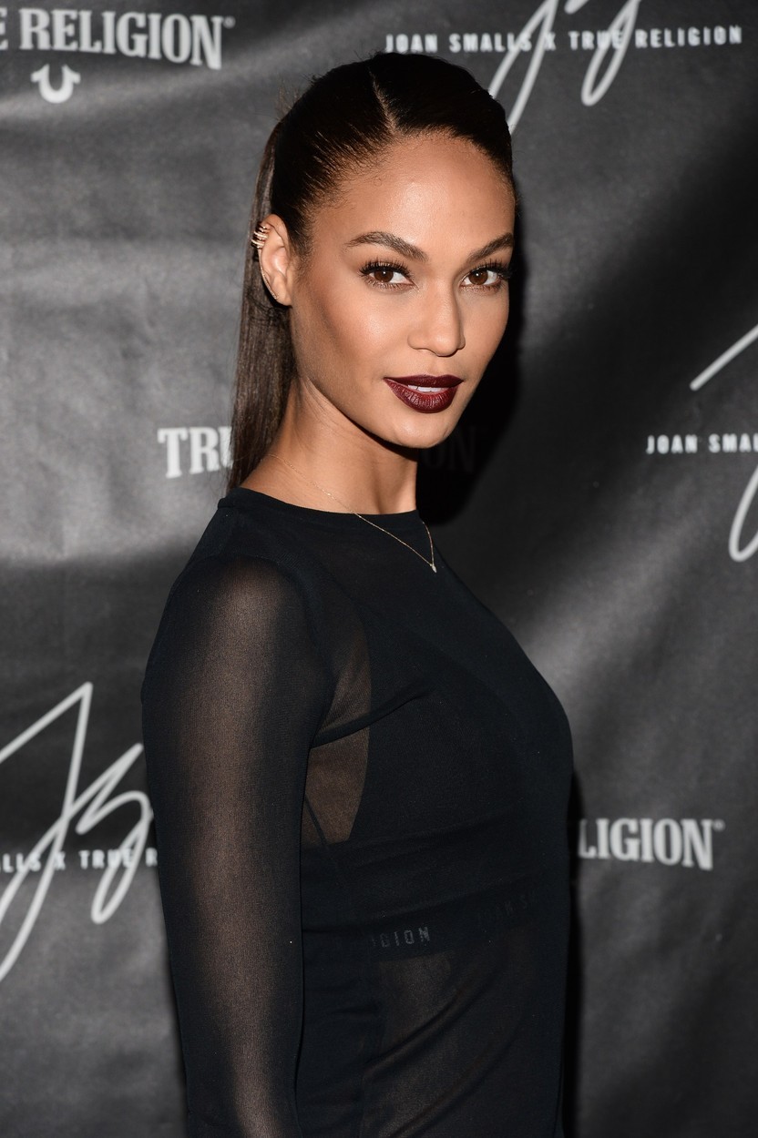 Temna šminka se čudovito podaja k temni polti supermodela Joan Smalls.