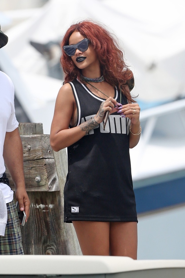 Rihanna s temno šminko rada poudari svojo "temno" plat. Uap si izbrati tudi črno šminko.