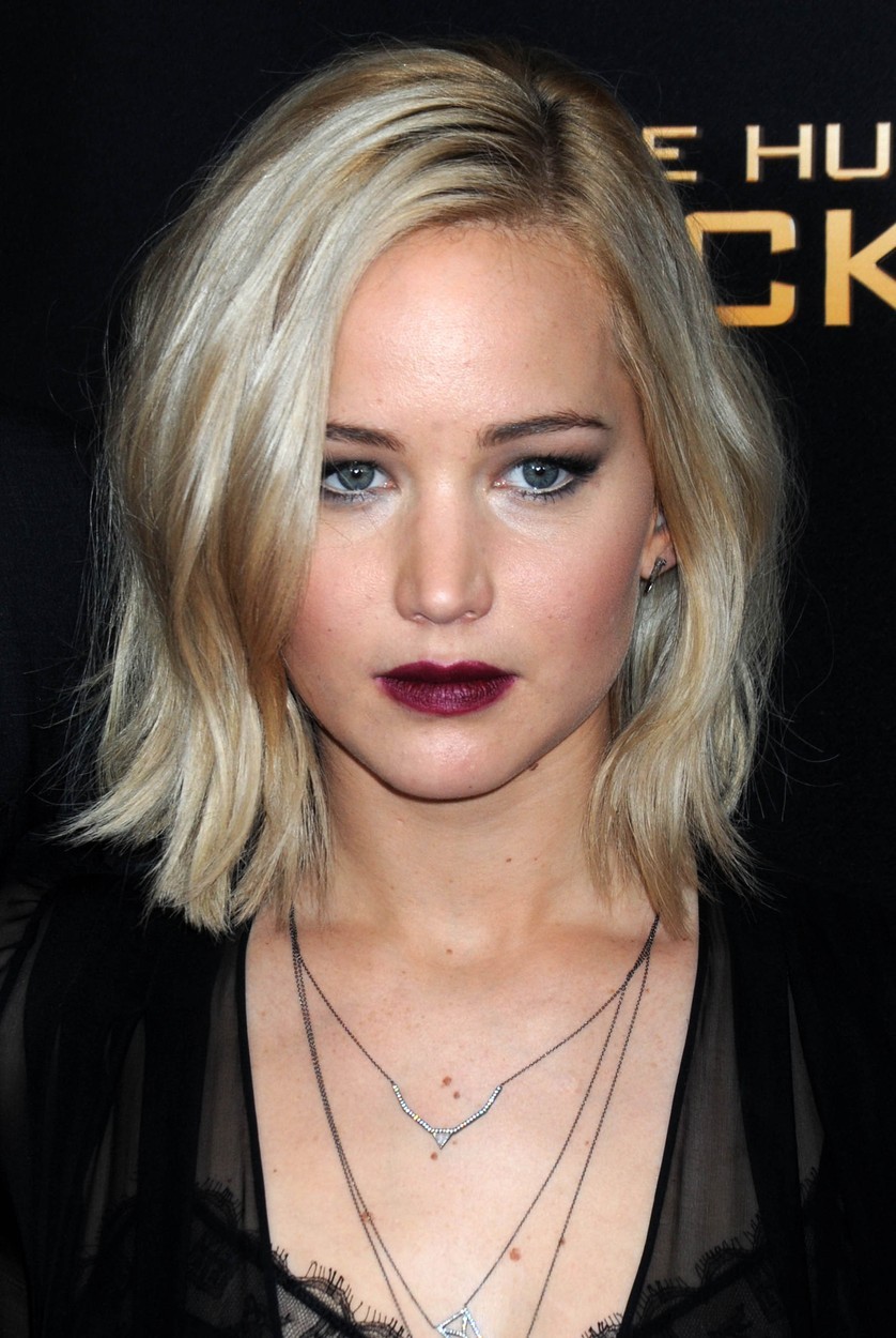 Oskarjevka Jennifer Lawrence je k svoji svetli polti in svetlim lasem izbrala ravno prav temen odtenek violično-rdeče.
