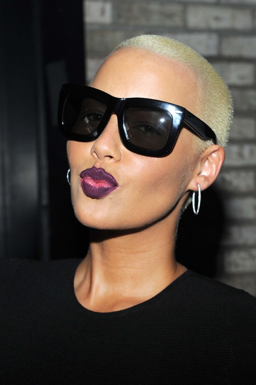 Amber Rose je pritegnila pozornost s temno vijolično šminko, ki je odlična kombinacija s črnimi sončnimi očali, blond lasmi in …