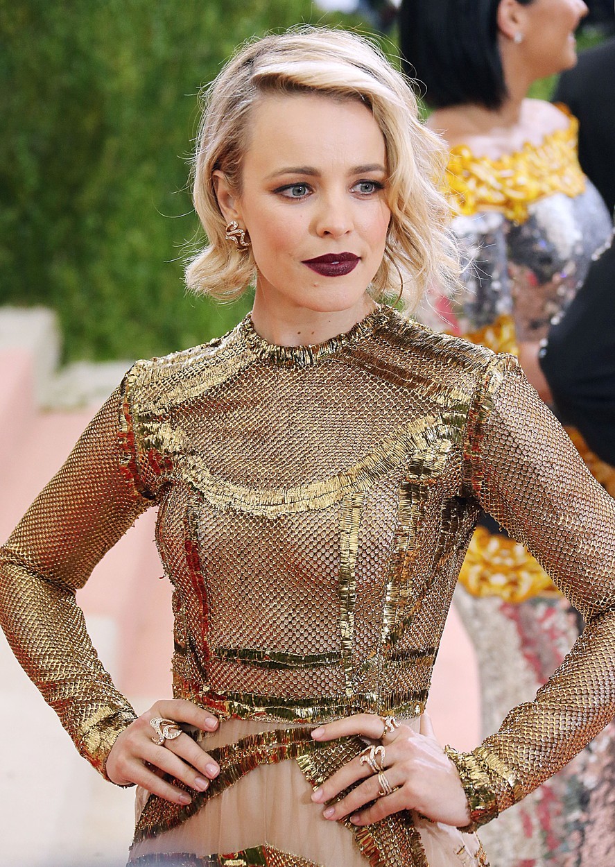 Še posebej zaljubljeni smo v ta videz Rachel Mcadams z dogodka Met Gala 2016. Zlata obleka. blond lasje in temno …